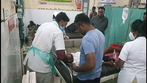 वणी : गंभीर दुखापत झाल्याने शासकीय रुग्णालयात उपचार घेताना वणी येथील प्रकाश गांगोडे. (छाया : अनिल गांगुर्डे)