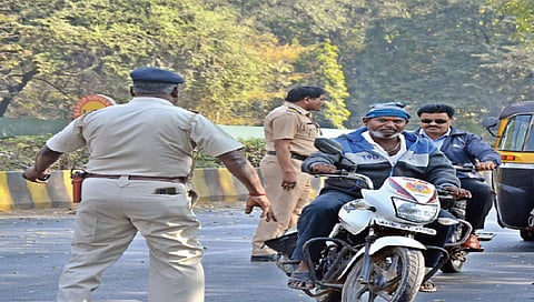 नाशिक : विनाहेल्मेट चालकांवर दंडात्मक कारवाई