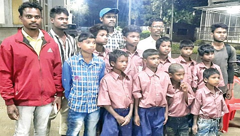 शहापूर : उभाडे वस्तीमधील आदिम कातकरी समाजातील वेठबिगारीतून मुक्त केलेल्या विद्यार्थ्यांना आश्रमशाळेत रुजू करताना शिक्षक, पदाधिकारी.