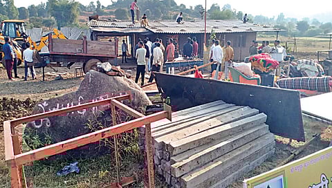 सुरगाणा : येथील शासकीय वसतिगृहाशेजारील अतिक्रमण हटविताना अधिकार, कर्मचारी. (छाया : प्रशांत हिरे)