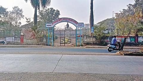 कोल्हापूर : मार्केट यार्डमधील शाहू बगीचा कुलूपबंदच