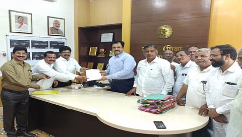 सिन्नर : शिक्षण आयुक्त सूरज मांढरे यांच्या पुण्यातील भेटीप्रसंगी मुख्याध्यापक संयुक्त महामंडळाचे पदाधिकारी.