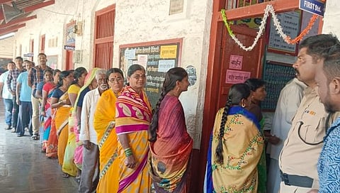 कोल्हापूर : शिरोळ तालुक्यात अत्यंत चुरशीने मतदान सुरू