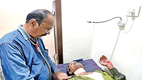 चांदवड : पतंगाच्या धारदार मांजामुळे गळा कापल्याने उपचार घेताना जखमी राजेश शिंदे. (छाया : सुनील थोरे)