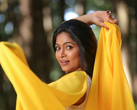 Shweta Shinde : darling lady ❤️; मोकळे केस-येलो साडीत श्वेता एकटी जंगलात!