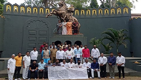 नाशिक : महापुरुषांच्या बदनामी करणाऱ्यांवर तत्काळ कार्यवाही करण्यासाठी निषेध नोंदवताना विविध शिवप्रेमी संघटना. (छाया: हेमंत घोरपडे).