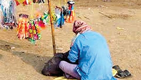 आयुष्याच्या उत्तरार्धात रस्त्यावरच त्यांनी मांडला संसार नवा