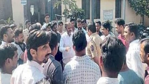 पिंपळनेर : पंकज मराठे यांच्या वाढदिवसानिमित्त लावलेले बॅनर व धार्मिक कार्यक्रमाचे बॅनर फाडल्याने परिसरासह साक्री शहरात तणाव निर्माण झाल्याने जमा झालेला जमाव. (छाया: अंबादास बेनुस्कर)