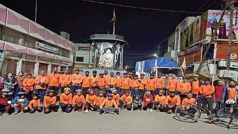 सटाणा : सटाणा ते श्रीक्षेत्र त्र्यंबकेश्वर असा जवळपास 250 किमीचा प्रवास 14 तासांत पूर्ण करणारे बागलाण सायकलिस्ट ग्रुपचे सदस्य. (छाया : सुरेश बच्छाव)