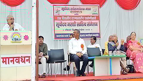 सिडको : सूर्योदय मराठी साहित्य संमेलनाच्या अध्यक्षपदावरून बोलताना लक्ष्मीकांत देशमुख. समवेत डॉ. प्रकाश कोल्हे, सावळीराम तिदमे, जनार्दन माळी, नंदकुमार दुसानीस, विजय महाले, सविता कुशारे आदी. (छाया : राजेंद्र शेळके)