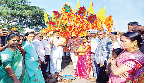 मनेगाव : खंडेराव महाराज यात्रोत्सवात वृक्षमित्र परिवारातर्फे कावडीधारकांना आंब्याचे रोपटे वाटपावेळी माजी आमदार राजाभाऊ वाजे. समवेत यात्रा कमिटीचे सदस्य, ग्रामस्थ.