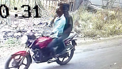 माळेगाव : औद्योगिक वसाहतीत मोबाइल पळवणारे चोरटे सीसीटीव्हीत चित्रित झाले.