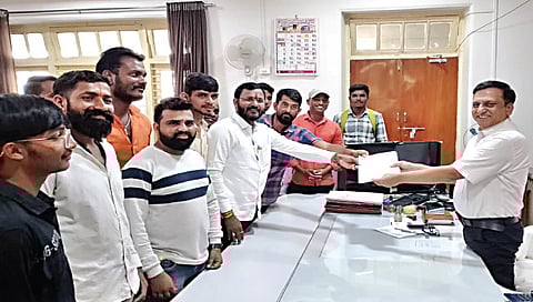 नाशिक : विभाग नियंत्रकांना निवेदन देताना करण गायकर, ज्ञानेश्वर चव्हाण, तुषार डांगे, संतोष थोरात, ईश्वर सहाणे, किशोर चव्हाण आदी.