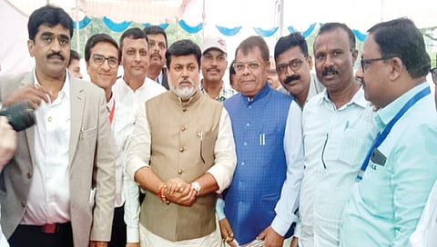 सिन्नर : राज्याचे उद्योगमंत्री उदय सामंत यांच्याशी औद्योगिक समस्यांबाबत चर्चा करताना स्टाइसचे चेअरमन नामकर्ण आवारे, व्हा. चेअरमन सुनील कुंदे आदींसह उद्योजक.