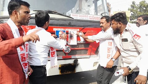 सोलापुरात प्रहार संघटना आक्रमक; कर्नाटकच्या बसला फासले काळं