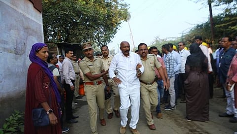 हिंगोलीत जलेश्वर तलाव परिसरात अतिक्रमण हटाव मोहिम, ठाकरे गटाचे जिल्हाप्रमुख पोलिसांच्या ताब्यात