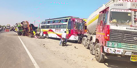 पुणे-सोलापूर महामार्गावर विचित्र अपघात