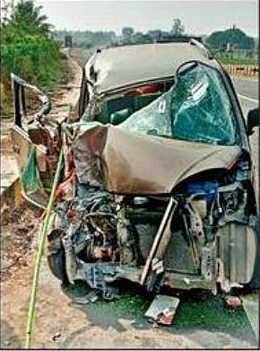 सांगलीचे दोघे शेळगावात ट्रक-कार अपघातात ठार