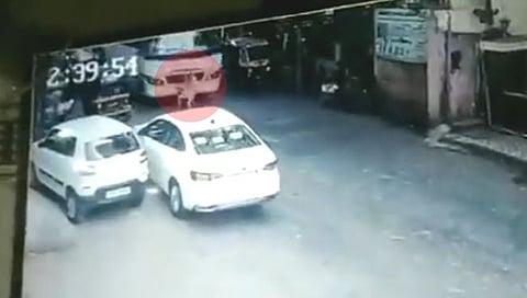 जीवघेणा थरार! काळ आला होता पण वेळ नाही; बसनं वृद्धाला चिरडलं, पण…(व्हिडिओ)