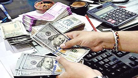 NRI : अनिवासी भारतीयांकडून डॉलरचा वाढता ओघ