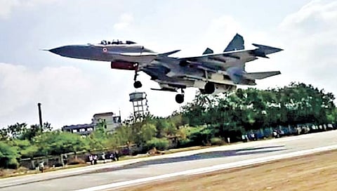 Aeroplane Landing : महामार्गावर लढाऊ विमाने उतरवण्याची चाचणी यशस्वी