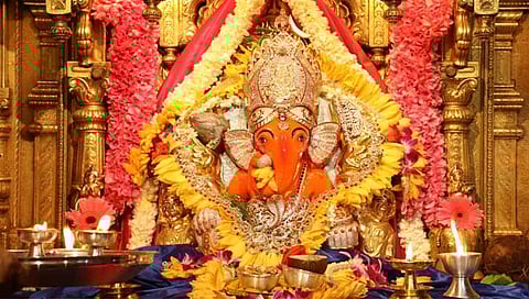 मुंबई : सिद्धिविनायक मंदिरातील अनागोंदी कारभाराची चौकशी करा : मनसेचे मुख्यमंत्र्यांना निवेदन