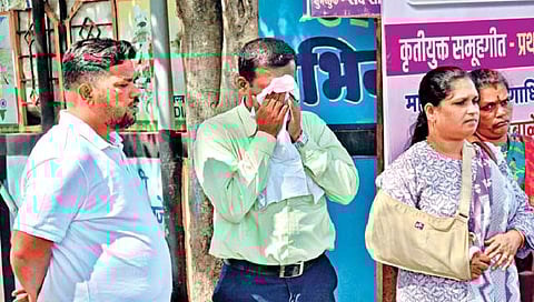 कोल्हापूर : शिक्षकांच्या डोळ्यांत अश्रू; पालक चिंतातूर