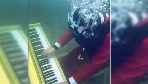 चक्क समुद्रतळाशी वाजवला पियानो!