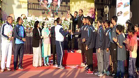 नाशिक : क्रीडा ज्योतचे प्रज्वलन करताना जिल्हाधिकारी गंगाथरन डी. समवेत इतर मान्यवर.