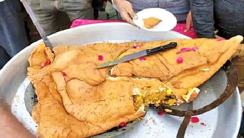 Maha Baahubali Samosa : बर्थडेसाठी केक नाही, तब्बल १७ किलोचा समोसा; वडिलांच्या वाढदिनी मुलांचे अनोखे सेलिब्रेशन