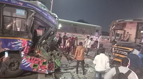 पुणे : लक्झरी आणि पीएमटी बसची समोरासमोर धडक; ड्रायव्हर गंभीर जखमी