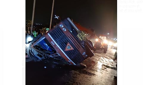 पुणे : मध्यराञी दरी पुलावर ट्रकचा अपघात; दोन जखमींची अग्निशमन दलाकडून सुखरुप सुटका