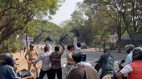 राज्यपाल हटवा, अस्मिता वाचवा; काळे झेंडे दाखवत स्वराज्य संघटनेकडून निषेध