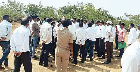 दिवे : अधिकारी, ग्रामस्थांमध्ये ‘तू-तू-मैं-मैं‘; बाजार प्रकल्पाच्या मोजणीला विरोध