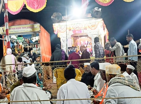 जेजुरी : बाळूमामांच्या मेंढ्यांवर साकुर्डेत उधळला भंडारा