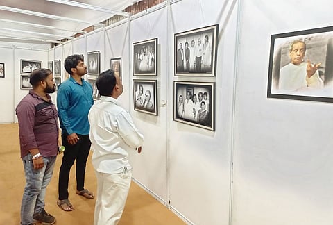 शताब्दी स्मरण प्रकाशचित्र प्रदर्शनातील प्रकाशचित्र पाहताना रसिक.