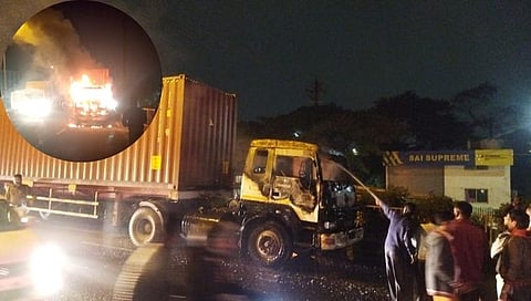 कंटेनरला आग,www.pudhari.news