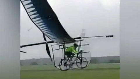 व्हायरल व्हिडीओ : सायकल ‘विमानावर’ नेटकरी म्हणाले, “एवढ्या मेहनतीची…”