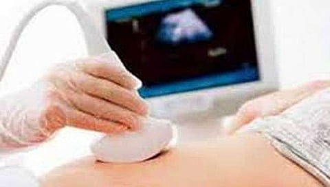 नाशिक : हॉस्पिटलमध्ये अवैध सोनोग्राफी मशीन सापडल्याने डॉक्टर दाम्पत्यास कारणे दाखवा