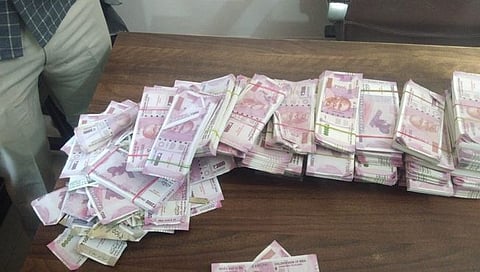 नाशिक : अपघातग्रस्त कारमध्ये सापडले नोटांचे घबाड