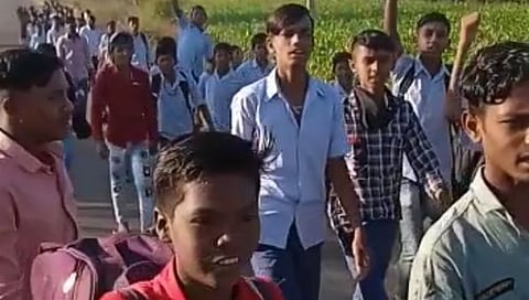 Nashik : अन् शिक्षकांच्या मनधरणीनंतर संतप्त विद्यार्थी फिरले माघारी…