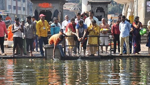 नाशिक : सुनील गावस्कर यांच्या मातोश्रींचे रामकुंडावर अस्थिविसर्जन