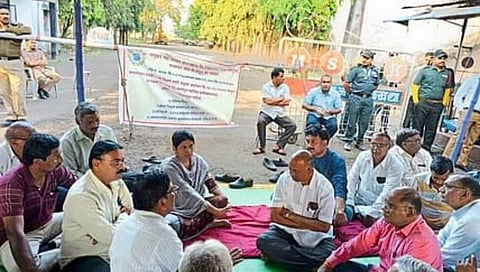 Jalgaon : मधुकर साखर कारखान्यासमोर कर्मचार्यांचे आंदोलन, जिल्हा बँक अध्यक्षांना घेराव