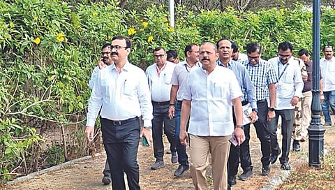 शिवसेनाप्रमुख बाळासाहेब ठाकरे स्मारकाला आयुक्तांसह माजी विरोधी पक्षनेत्यांची भेट