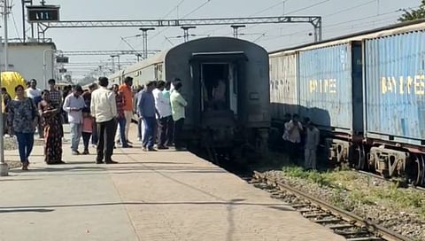 Nashik : गाडी सुरु होताच तुटली कपलिंग, मनमाड स्थानकावर मोठा अपघात होता होता टळला