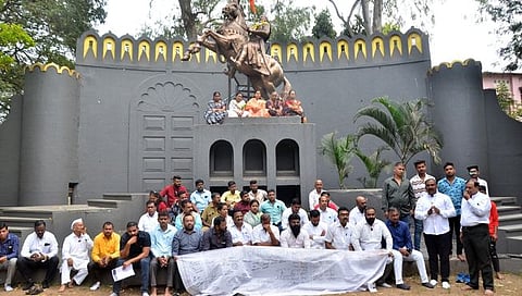 धोतरावर सह्यांची मोहीम,www.pudhari.news