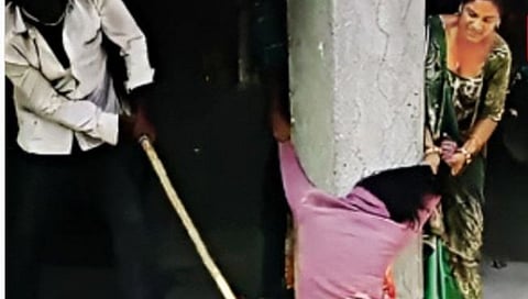 Crime News : महिलेचा तालिबानी पद्धतीने छळ, खांबाला बांधून काठीने बेदम मारहाण अन्…