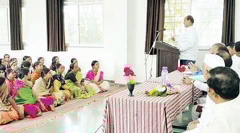 खडकवाडी येथे शेतकर्यांना मार्गदर्शन करताना दत्ताभाऊ पायगुडे.