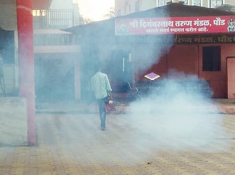 पौड येथे यंत्राच्या साहाय्याने करण्यात येत असलेली धूरफवारणी.