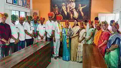 देवळा : नवनिर्वाचित नगराध्यक्षा सुलभा आहेर व उपनगराध्यक्ष अशोक आहेर यांचा सत्कार करताना
माजी नगराध्यक्षा धनश्री आहेर. समवेत नगरसेवक आदी. (छाया : सोमनाथ जगताप)